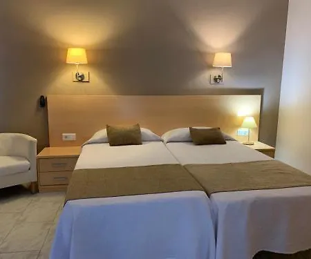 Restaurant Llansola فندق 2*
